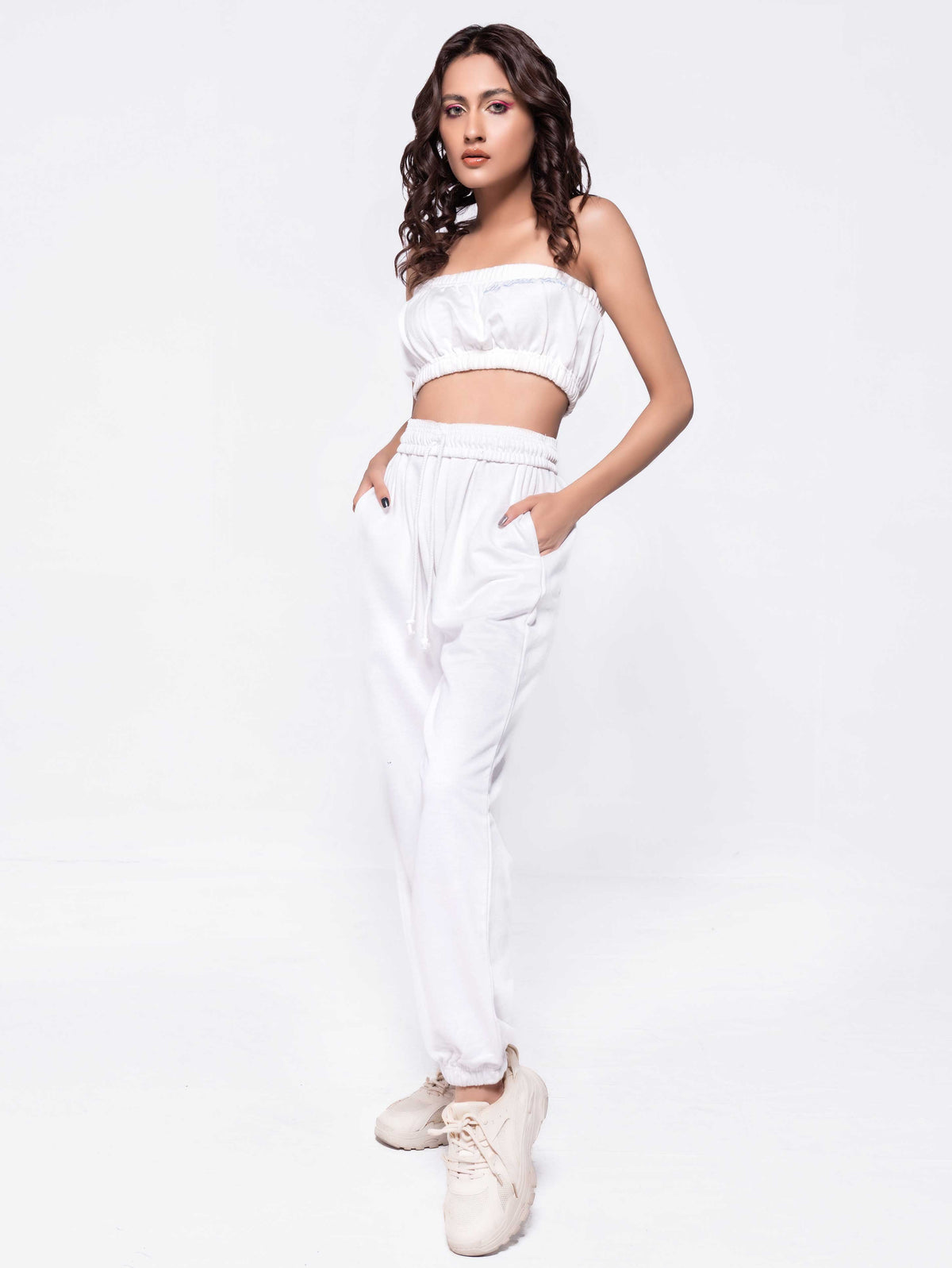 Shape cream embroidered sweet crop top